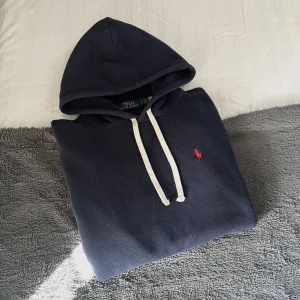 Ralph Lauren Hoodie - Säljer denna mycket snygga Ralph Lauren hoodie i storlek S. Hoodien är i mycket fint skick, har inga defekter!
