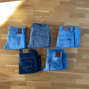 Nudie och Replay jeans - 5 st Replay och nudie jeans | storlekar 30-32 | Alla i jätte bra skick | man kan hitta all jeans i individuellt på min Plick profil | pris för alla jeans till sammas : 1999kr| nypris värde: över 8000kr| galet bra deal// Torslanda closet🌼