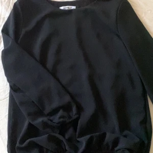 Svart tröja från MyHail - Säljer en stilren svart tröja från MyHail i storlek XS. Tröjan har långa ärmar och en klassisk rund halsringning. Perfekt för en minimalistisk look. Storlek xs!🥰