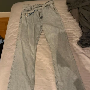Ljusblå jeansbyxor - Säljer ett par ljusblå jeansbyxor . De har en klassisk femficksdesign och knappgylf. Aldrig använda, endast testade.