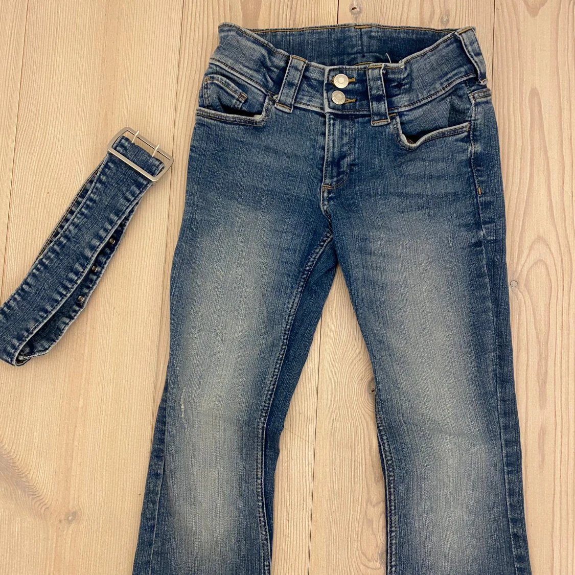 Bootcut super Low Rise jeans med + bälte