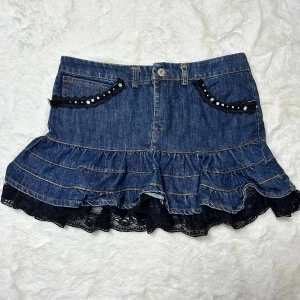 volangjeanskjol med spets  - Superfin vintage kjol. Står ingen storlek men passar en xs-s. Se mått. Midjemått:37. Köp sker via köp nu. Jag postar inom 24h. Kvar tills markerad såld 