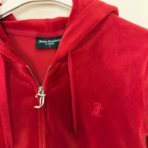 Röd velour hoodie och byxor från Juicy Couture - Rött Juicy Couture Set, Storlek S!