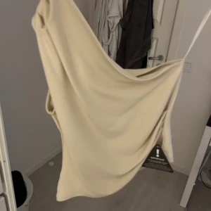 Enaxlad topp från Gina  - Helt oanvänd som ni kan se, jättefin passar M/L