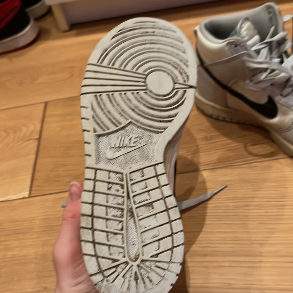 Nike sneakers i vitt och svart - 2