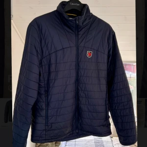 Blå dunjacka Fjällräven - Säljer en blå dunjacka från Fjällräven Expedition Series. 