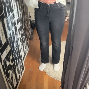 Svarta högmidjade jeans - Snygga svarta högmidjade jeans storlek 42 Väldigt bekväma, lite slitna och färgen har försvunnit på vissa ställen där det är ljusare 