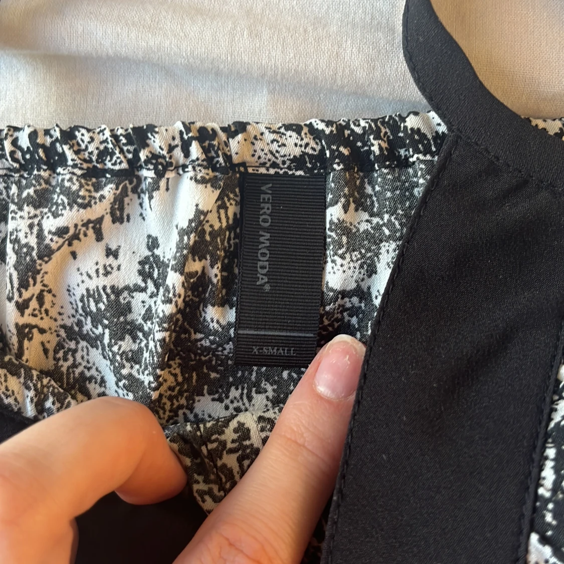 Svartvit mönstrad linnetopp från Vero Moda - 3