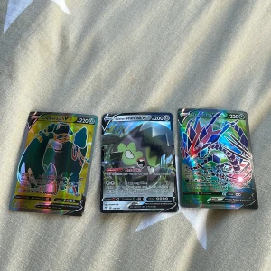 Pokémonkort: Copperajah V, Galarian Stunfisk V och Eternatus V - Säljer tre Pokémon V-kort: Copperajah V med 220 HP, Galarian Stunfisk V med 200 HP och Eternatus V med 220 HP. Dessa kort har holografiska effekter och är perfekta för samlare eller spelare som vill förstärka sina däck. Köp alla tre tillsammans för en komplett uppsättning! Obs hämtas i Uppsala kommer att säga adressen när någon är intresserad!