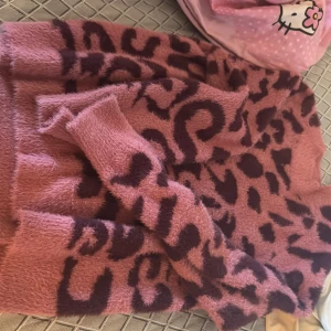 Rosa leopardmönstrad tröja från Vila - Säljer en fluffig rosa tröja med leopardmönster från Vila. Tröjan har en mysig känsla och är perfekt för kyligare dagar. Den har långa ärmar och en tight passform. Perfekt för dig som vill ha en trendig och bekväm look! 🐆💖 känns mer som en M/S