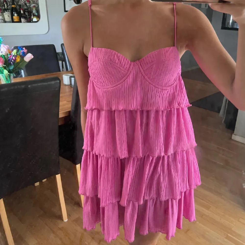 En superfin rosa sommarklänning från Zara. Den har en inbyggd bygel. Knappt använd och alltså utan några defekter💕Kontakta gärna vid frågor!. Mekot.