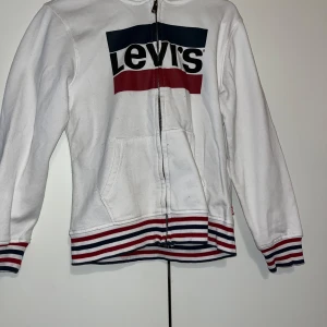 Lasten collegetakki - Leviksen valkoinen lasten collegetakki. Koko 164cm. Kaikai n 42cm, pituus n 50cm. Kissatalous Mikäli hinta ei miellytä tarjoa rohkeasti Katsothan myös muut ilmoitukseni!!