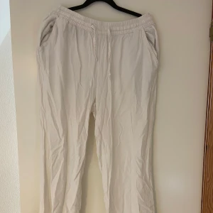 Vita linnebyxor - Vita linnebyxor med elastisk midja och fickor. Byxorna har en lös passform och materialet är ganska tunt så väldigt sköna på en sommardag ☀️ 