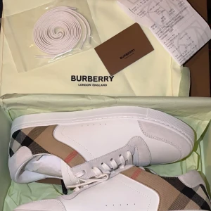 Burberry skor  - Hej ! säljer nu dessa fina burberry skor, använt ca 5 gånger, storlek 44 köpta på NK, nypris 7499kr, äkta, kvitto finns, FASTpris, allt på bilden ingår!  vid frågor hör av er, När du genomför köpet gör det via postnord edu snäll! 