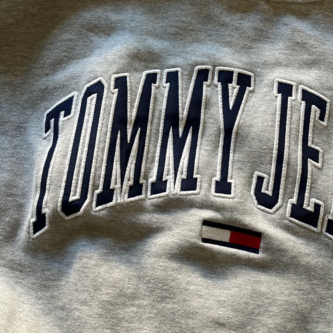 Grå sweatshirt från Tommy Jeans - 2