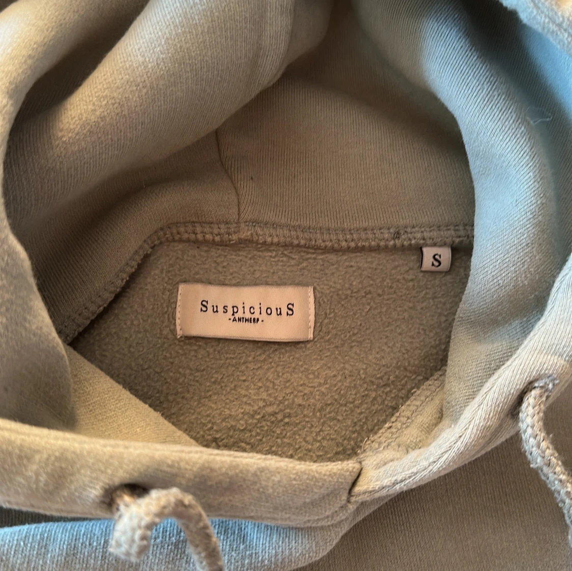 Grön hoodie från Suspicious Antwerp - 1