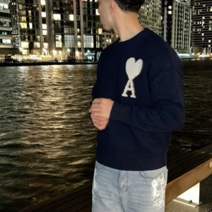 Mörkblå stickad tröja från Ami - Ami Paris tröja i färgen Navy i storlek small. Aldrig använd, nyskick 10/10. Inget kvitto, därav bra pris.