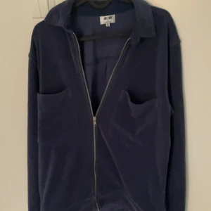 Mörkblå overshirt - Tja! Säljer nu min as feta overshirt eftersom den inte används. Storlek S men sitter som en M