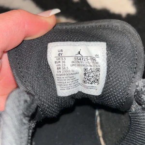 Nike Air Jordans i svart och grått - Snygga Nike Air Jordans i svart och grått med röda detaljer. Har tyvärr inte boxen kvar💕