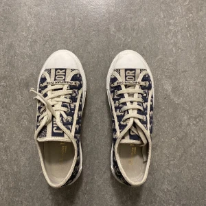 Christian Dior sneakers - Säljer dessa jätte fina Christian dior skorna. De är köpta här på Plick, så har inte äkthetsbevis, därav vet jag inte om de är äkta eller inte. Säljer då de inte kommer till användning längre😊 