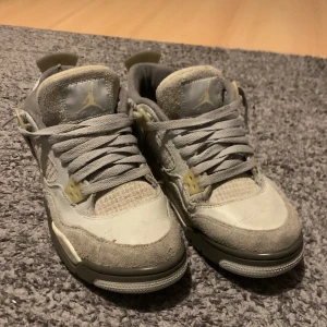 Jordan 4 craft - Säljer ett par Jordan 4 craft. De är i väldigt bra skick för ett billigt pris🤗De går för 1500kr på StockX så jag säljer för billigt👑💯🤗skriv prisförslag till mig och skriv vad ni vill att vi ska sälja på vårat drop som kommer😃