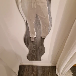 Vita linnebyxor Lager 157 - Säljer ett par vita linnebyxor från Lager 157, storlek XS. Byxorna har en avslappnad passform och sälj pga att dom är för långa för mig som är 164 cm. Använda ett fåtal gånger. 