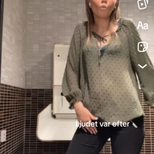 Grön blus me snören - Stolek S som ny sitter bra på 