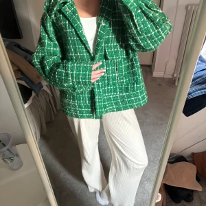 Grön rutig jacka - Säljer en snygg grön rutig jacka med en oversized passform. Jackan har långa ärmar och knappar framtill. Perfekt för att ge en färgklick till din outfit! 