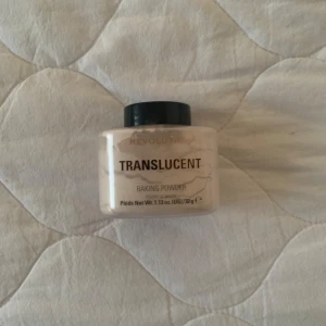 Translucent Baking Powder från Revolution - Translucent Baking Powder från Revolution i en praktisk burk med svart lock. Perfekt för att sätta smink och ge en matt finish. Innehåller 32g.