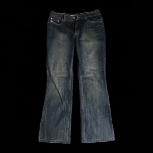 lågmidjad bootcut jeans från Diesel - skit snygga blå jeans från Diesel. står storlek 34 på dom men sitter snarare som 36/38. dom är köpta från en second handbutik men tyvärr inte kommit till användning. priset går att diskuteras!