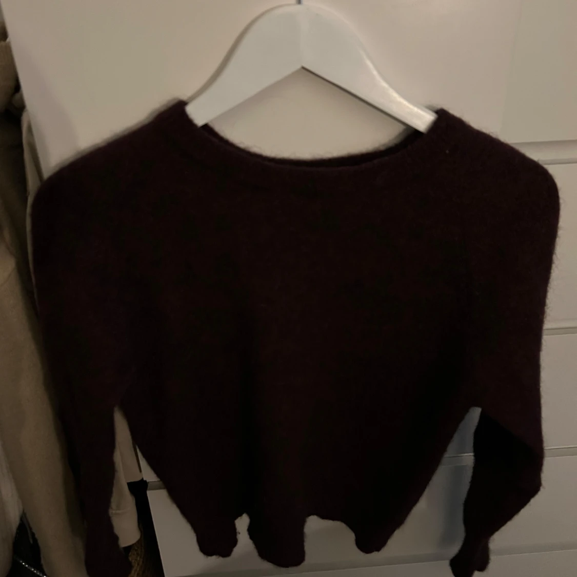 Mörkröd stickad tröja från Carin Wester