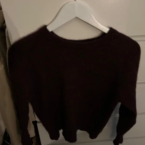 Mörkröd stickad tröja från Carin Wester - Säljer en mysig mörkröd stickad tröja från Carin Wester. Tröjan har en enkel design med långa ärmar och rund halsringning. Perfekt för kyliga dagar. Hör av dig vid intresse! ❤️