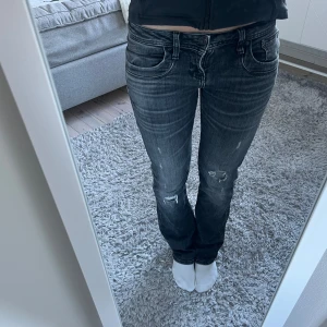 Svarta LTB jeans med slitningar - Snygga svarta jeans från LTB som jag säljer då dem ej kommer till användning. Storlek är W27 L32🔥
