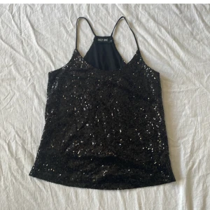 Fest topp  - Bra skick, har några lösa trådar men går att klippa (syns knappt) storlek 34 passar 36 med💗