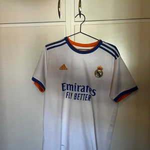 Real Madrid 21/22 - En Real Madrid tröja i mycket bra skick från säsongen 21/22