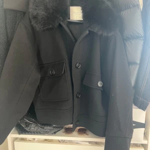 Pälsjacka från Neo Noir - Pälsjacka från Neo Noir med avtagbar päls. Jackan är i nyskick och i storlek M men passar mig som i vanliga fall är storlek s. Nypris: 2100kr och är köpt på Two Angels. Priset kan diskuteras💕