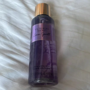 Victoria secret bodymist  - Love spell, oanvänd. Original pris 350 säljer för 245!