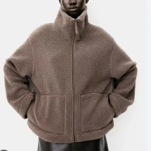 Brun teddyjacka med dragkedja - Mysig fin Teddy jacka från H&M. Fint skick! Skriv om ni vill ha fler bilder! 
