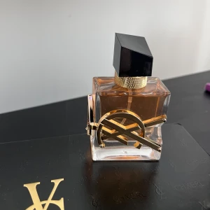 LIBRE Eau De Parfum Intense  - LIBRE Eau De Parfum Intense från Yves Saint Laurent är doften för kvinnan som följer sina instinkter och lever livet fullt ut.
