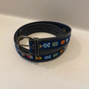 Vintage läder bälte - Vintage marinblått läder bälte med flaggor,  Mycket bra skick, Längd 110cm Bredd 3cm Pris kan diskuteras, Skriv vid minsta fråga eller fundering💯👍