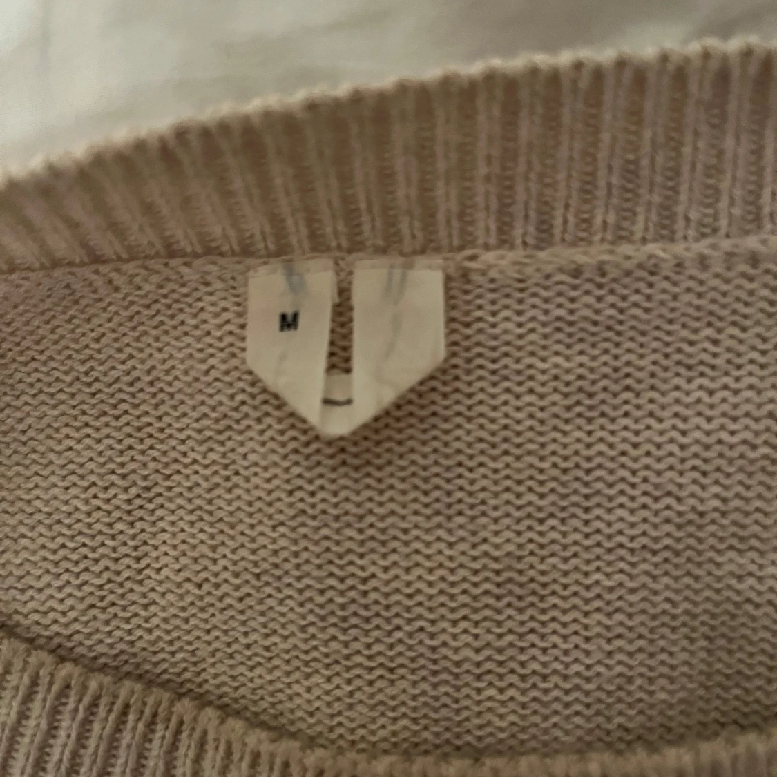 Beige stickad tröja från Arket - 2