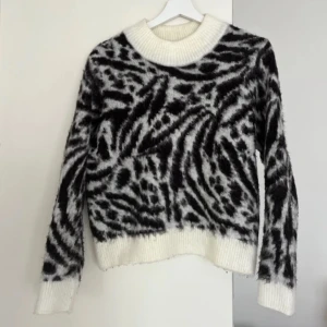 Zebra tröja - Skön tröja från H&M i zebra mönster. Har blivit noppig 