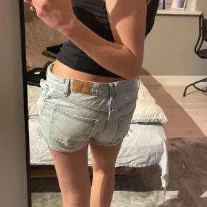 Ljusa jeansshorts med slitningar - Säljer ett par ljusa jeansshorts som tyvärr är för små för mig💓