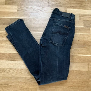 Nudie jeans Grim Tim  - Tja säljer nu ett par nudie Jeans i modellen grim Tim och färgen 11 months. storlek W30 L32. Tveka inte på att höra av dig ifall du undrar över något!
