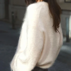 Stickad mohair tröja hm  - Den perfekta stickade tröjan! Populära och helt slutsålda stickade hm mohairtröjan!! Ny med prislappen kvar, nypris 699kr🩷färgen är ”ljus aprikos” men fanns inte som alternativ här så därför de står rosa🩷