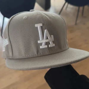 Grå New era keps  - Jätte fin New era keps i nytt skick som är köpt från hat store (låda tillkommer) Ny pris 499 mitt pris 149. Den är storlek 56,8 cm (7/1-8). Hör av er vid frågor eller funderingar👌🤩