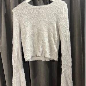Ljusgrå mysig tröja från H&M Divided - Säljer en supermjuk ljusgrå tröja från H&M Divided. Tröjan har en croppad design med långa ärmar. Armarna har ett slit som man ser på andra bilden vilket ger en annorlunda arm. Skriv gärna vid eventuella frågor.🤍