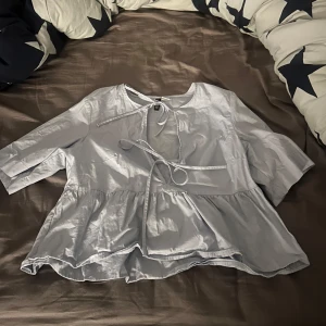 Blå knytblus  - Blå knytblus från Hm, i ett jätte bra skick. Men använder den aldrig tyvärr. Den är använd 1 gång. 