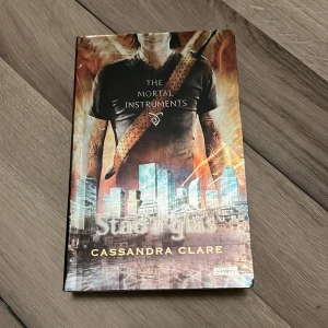 Stad av glas - Säljer boken 'Stad av glas' av Cassandra Clare, del 3 av serien The Mortal Instruments.