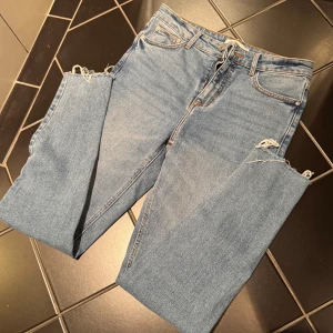 Blå jeans från b.young - Snygga blå jeans från b.young med en klassisk femficksdesign. De har en tight passform och är tillverkade i ett bekvämt denimtyg. Perfekta för en stilren look. Använd få gånger🩵🛍️